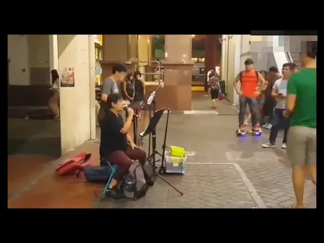 新加坡街头阿姨唱《海阔天空》,超有感染力,有故事的人